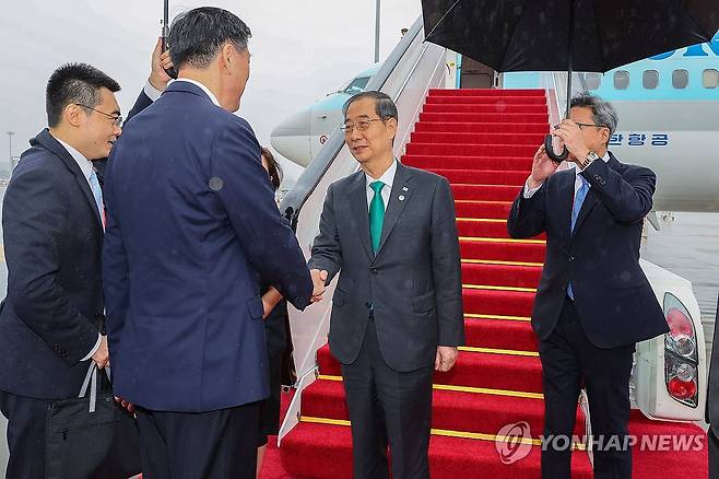 중국 항저우 도착해 영접받는 한덕수 총리 (서울=연합뉴스) 한덕수 국무총리가 중국 항저우에서 열리는 아시안게임 개회식에서 참석하기 위해 23일 오전 특별기편으로 항저우 샤오산 국제공항에 도착해 중국 정부 인사의 영접을 받고 있다. 2023.9.23 
    [국무총리실 제공. 재판매 및 DB 금지] hkmpooh@yna.co.kr