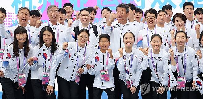 선전 다짐하는 대한민국 선수단 (항저우=연합뉴스) 김인철 기자 = 2022 항저우 아시안게임(AG) 개막을 이틀 앞두고 대한민국 대표팀 선수와 임원들이 21일 중국 항저우시 아시안게임 선수촌 국기 광장에서 열린 입촌식을 마친 뒤 기념사진을 찍고 있다. 2023.9.21 yatoya@yna.co.kr