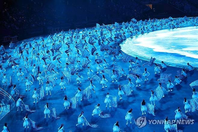 화려하게 (항저우=연합뉴스) 김인철 기자 = 23일 오후 중국 항저우 올림픽 스포츠센터 스타디움에서 열린 2022 항저우 아시안게임 개회식에서 화려한 공연이 펼쳐지고 있다. 2023.9.23 yatoya@yna.co.kr