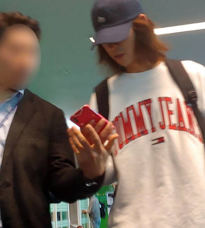 지난 2019년 3월 12일 당시 단체 카카오톡 채팅방을 통해 불법 촬영한 성관계 동영상을 유포했다는 의혹이 제기된 가수 정준영이 해외일정을 중단하고 인천공항을 통해 귀국하고 있다 (사진=뉴시스)