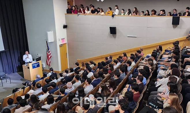 오세훈 시장이 지난 21일(현지시간) 예일대 루스 홀 강당에서 학생들과 교수들에게 특별강연을 하고 있다. (사진=서울시)