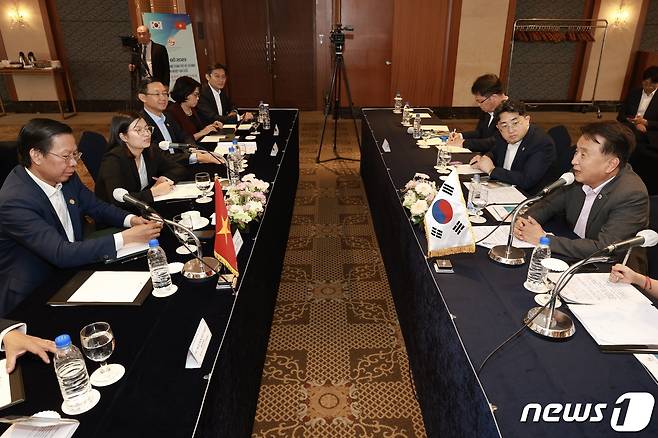 김영환 충북지사는 24일 판 반 마이 호찌민 시장과 양 도시간 우호교류 확대, 협력 강화 방안 등을 논의하는 시간을 가졌다.(충북도 제공).2023.09.24./뉴스1