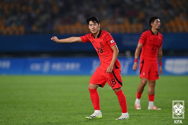 항저우 아시안게임 남자 축구대표팀 이강인이 24일 중국 진화시 진화 스포츠 센터 스타디움에서 열린 바레인과 E조 조별리그 최종전에서 피치를 누비고 있다. (대한축구협회 제공) 2023.9.24/뉴스1