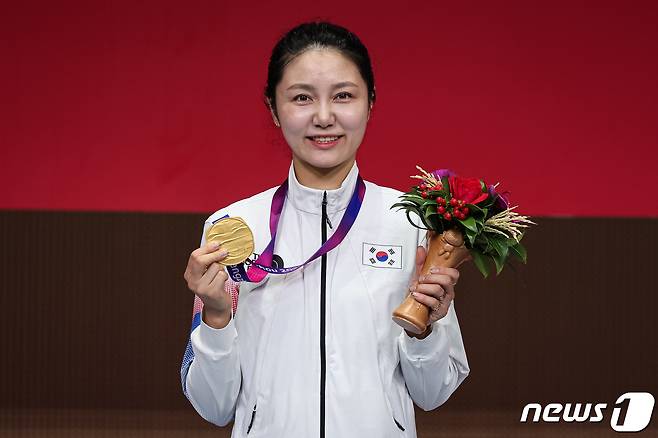 최인정이 24일 중국 항저우 디안즈대학에서 열린 2022 항저우 아시안게임 펜싱 여자 에페 결승 시상식에서 금메달을 들어 보이고 있다. 2023.9.24/뉴스1 ⓒ News1 유승관 기자