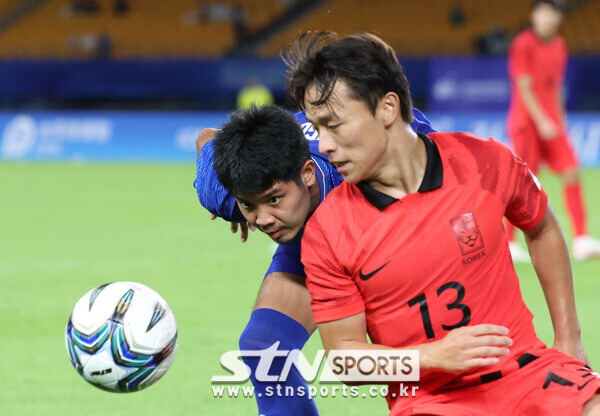 21일 중국 진화 스포츠 스타디움에서 열린 2022 항저우 아시안게임 남자축구 조별리그 E조 2차전 한국 대 태국 경기, 후반전 한국 고영준이 볼다툼을 하고 있다. 사진┃뉴시스