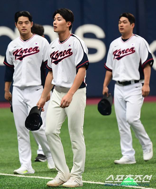 23일 고척돔에서 열린 2023 항저우 아시안게임 야구대표팀 소집 훈련, 윤동희가 스트레칭으로 준비운동을 하고 있다. 고척=최문영 기자deer@sportschosun.com /2023.09.23/