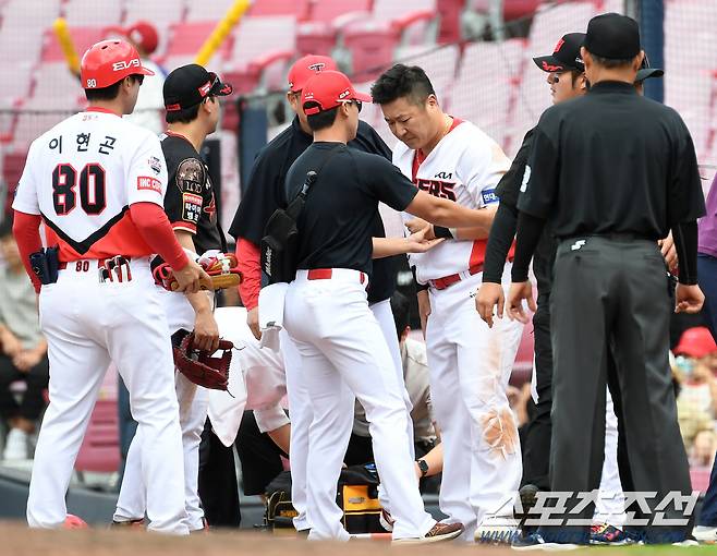 2023 KBO리그 KIA 타이거즈와 KT 위즈의 경기가 24일 광주기아챔피언스필드에서 열렸다. 7회말 KIA 최형우가 타격 후 1루로 향하는 과정에서 KT 박병호와 충돌한 뒤 통증을 호소하고 있다. 광주=박재만 기자pjm@sportschosun.com/2023.09.24/