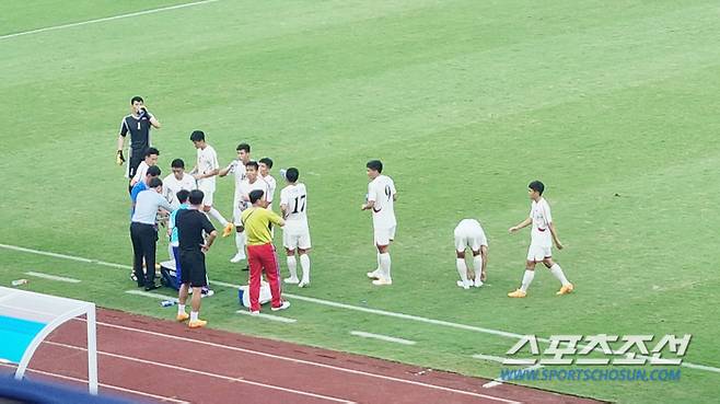 ◇북한 선수들이 24일 진화사범대 동쪽경기장에서 열린 인도네시아 전반 도중 쿨링브레이크 타임에 수분을 섭취하고 있다. 사진(진화)=윤진만 기자