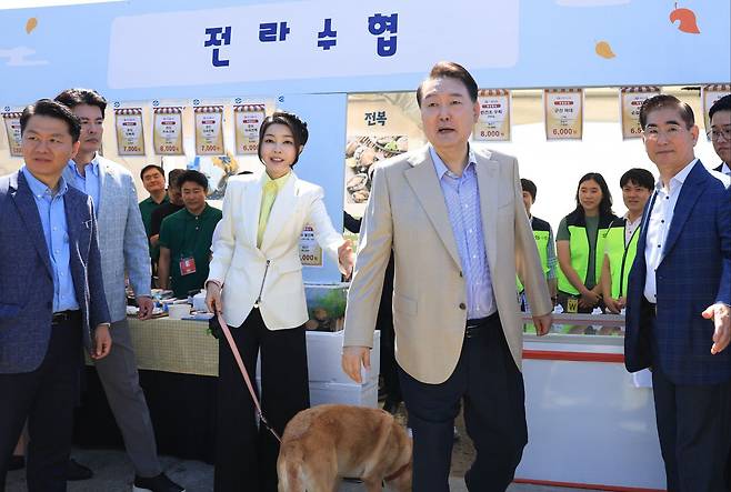 윤석열 대통령과 김건희 여사가 24일 서울 용산구 용산어린이정원에서 추석을 앞두고 열린 추석맞이 팔도장터를 방문하고 있다. /연합뉴스