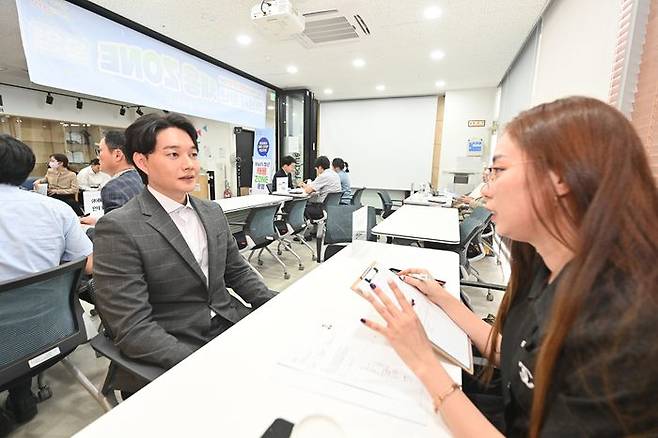 하남 청년해냄센터에서 열린 ‘제1회 하남시 청년 채용 존(ZONE)’에 참가한 한 청년 구직자가 현장에서 면접을 진행하고 있다.ⓒ하남시