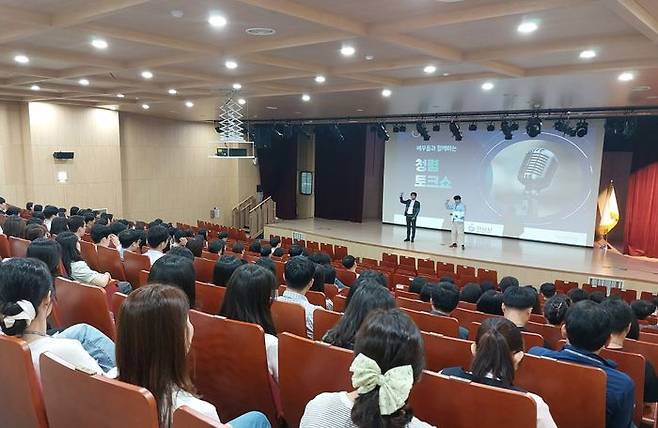 하남시청 별관 대강당에서 공직자의 청렴마인드 항상을 위해 문화공연 등 다양한 콘텐츠를 접목한 청렴콘서트를 진행하고 있다.ⓒ하남시