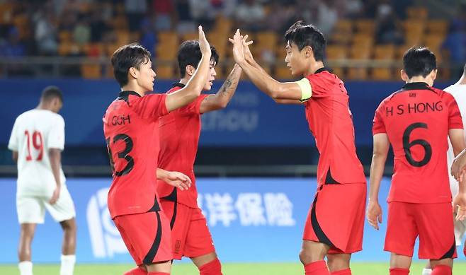 (진화[중국]=연합뉴스) 24일 중국 저장성 진화 스포츠센터 스타디움에서 열린 19회 항저우 아시안게임 남자축구 조별리그 최종전 대한민국과 바레인의 경기. 백승호가 팀 두번째 골을 넣고 동료선수들과 환호하고 있다.