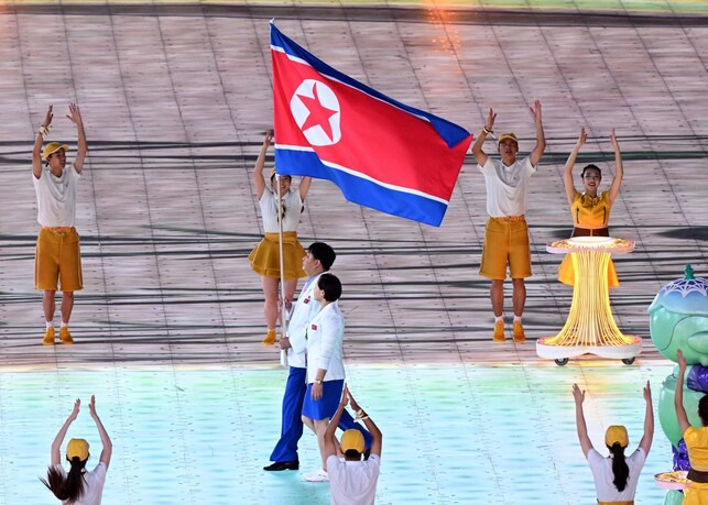 23일 밤 열린 2022 항저우 아시안게임 개막식에 북한 선수단이 입장하고 있다. 항저우/윤운식 기자 yws@hani.co.kr