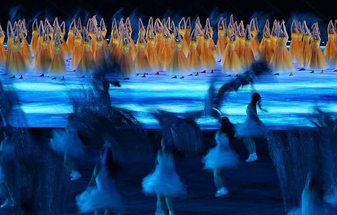 23일 중국 항저우 올림픽 스포츠센터 스타디움에서 2022 항저우 아시안게임 개막식에서 공연이 진행되고 있다. 공동취재사진