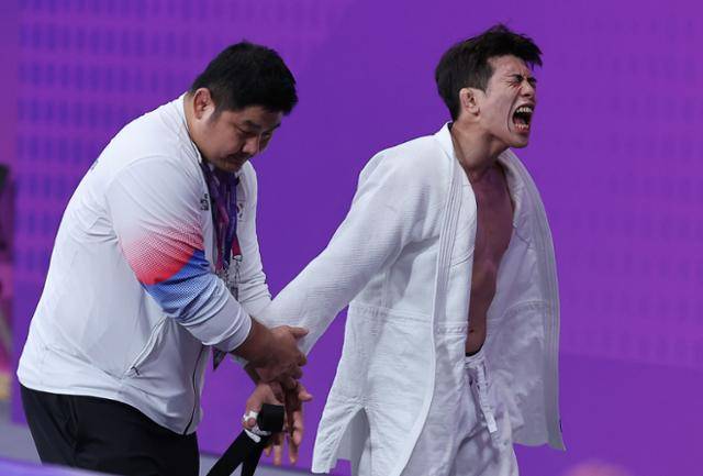 이하림이 24일 중국 항저우 샤오산 린푸 체육관에서 열린 항저우 아시안게임 유도 남자 60kg급 결승에서 패한 뒤 아쉬워하고 있다. 항저우=연합뉴스