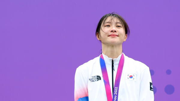 <yonhap photo-2294="">김선우가 24일 중국 푸양 인후 스포츠센터에서 열린 19회 항저우 아시안게임 근대5종 여자 결승에서 은메달을 획득한 뒤 시상대에 올라 눈물을 흘리고 있다. </yonhap>