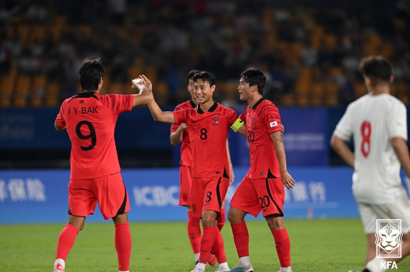 백승호가 득점을 터트리고 동료들의 축하를 받고있다. [사진=대한축구협회(KFA)]