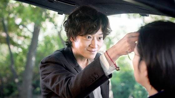 '외모가 연기를 가린다'는 평가에 대해 강동원은 ″단순한 성격이라, '그럼 (연기) 더 잘하면 되지'라고 생각한다. 못생겼다는 말보다는 낫지 않나. 물론 연기 잘 한다는 얘기가 제일 좋다″고 말했다. [사진 CJ ENM]