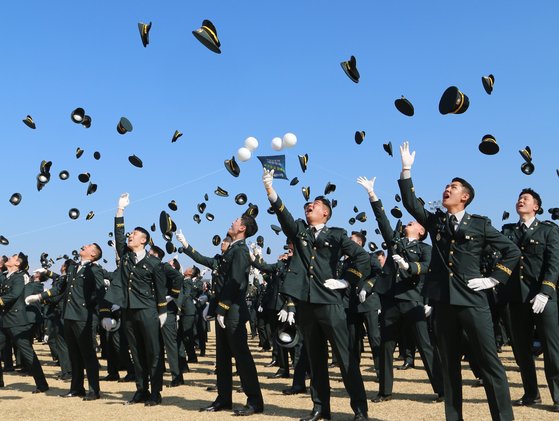 지난 2월 28일 오후 충북 괴산 육군학생군사학교 대연병장에서 열린 2023년 학군장교 임관식에서 소위로 임관하는 학군장교들이 모자를 하늘 높이 던지며 자축하고 있다. 뉴시스