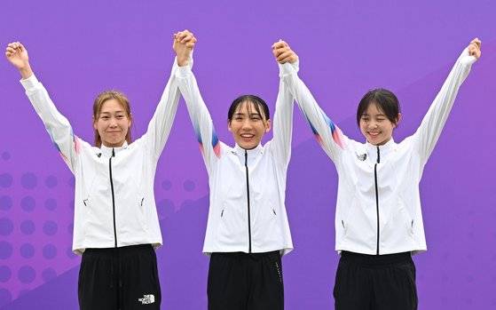 24일 중국 푸양 인후 스포츠센터에서 열린 항저우 아시안게임 근대5종 여자 단체전 시상식에서 김세희, 성승민, 김선우(왼쪽부터)가 동메달 수상을 위해 시상대에 오르고 있다. 항저우(중국)=장진영 기자