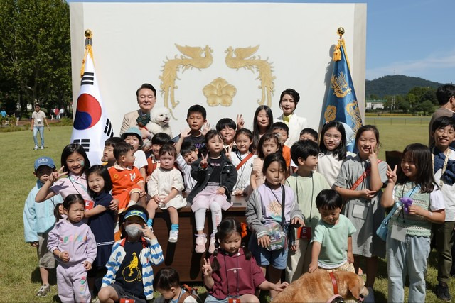 ▲ 윤석열 대통령과 부인 김건희 여사가 24일 서울 용산어린이정원에서 추석을 앞두고 열린 '추석맞이 팔도장터'를 찾아 집무실 모형 포토존에서 어린이들과 기념사진을 찍고 있다. 2023.9.24 [대통령실 제공. 재판매 및 DB 금지]