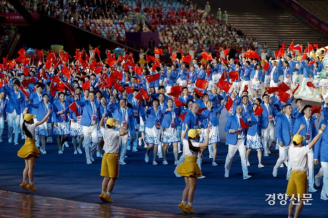 2022 항저우 아시안게임 개막일인 23일 중국 항저우 올림픽 스포츠센터 스타디움에서 중국 선수단이 입장하고 있다. 문재원 기자