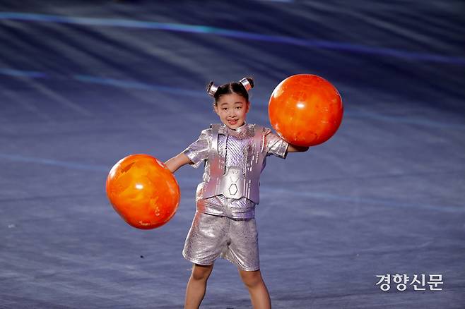 23일 중국 항저우 올림픽 스포츠센터 스타디움에서 2022 항저우 아시안게임 개막식이 열리고 있다. 항저우 l 문재원 기자