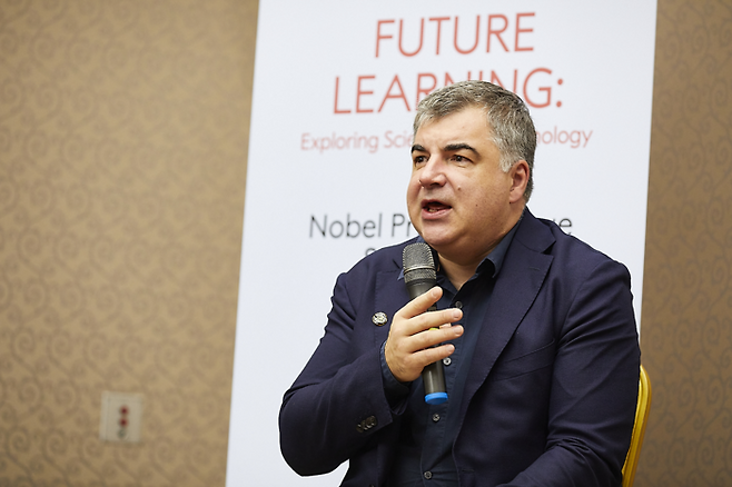 콘스탄틴 노보셀로프 영국 맨체스터대 교수가 24일 서울 강남구 코엑스에서 열린 ‘노벨프라이즈 다이얼로그 서울 2023’ 행사에서 발언하고 있다. 한국과학기술한림원 제공