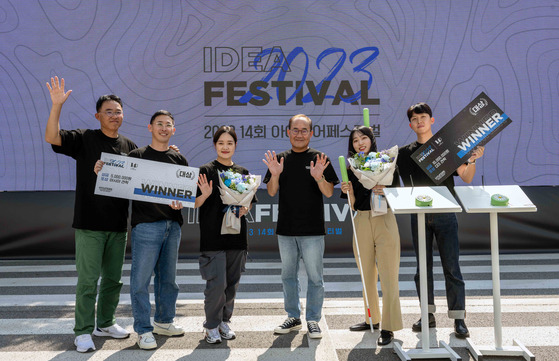 Hyundai Motor Group chief technology officer Kim Yong-wha, center, poses for a photo with the winners of this year's Idea Festival held at the Hyundai Namyang R&D Center in Hwaseong, Gyeonggi, on Friday. [HYUNDAI MOTOR]