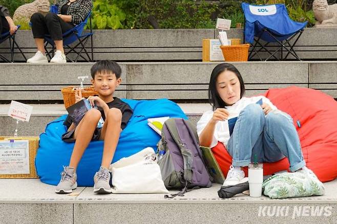 지난 16일 오후 서울 광화문광장에서 한 아이와 어머니가 함께 책을 읽고 있다. 사진=김예솔