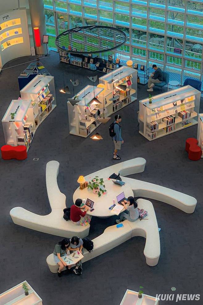 지난 22일 오후 경기 의정부시 의정부미술도서관에서 시민들이 책을 읽고 있다. 사진=김예솔