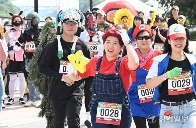 23일 오전 인천 서구 경인아라뱃길 시천문화광장에서 열린 '하트가 두근두근, 쫓고 쫓기는 남녀노소 코스프레 마라톤' 행사에서 영화와 게임 주인공들의 코스프레를 한 참가 선수들이 반환점을 향해 달려가고 있다. 장용준기자