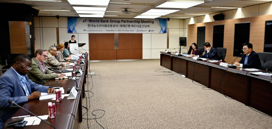 한국농수산식품유통공사 김춘진(오른쪽) 한국농수산식품유통공사 사장이 크리스토퍼 브렛(왼쪽 두 번째) 세계은행 농업환경국장 등과 지난 22일 서울 양재동 aT 센터에서 기후위기 대응 해조류 산업 육성을 위한 간담회를 갖고 있다. (aT 제공)