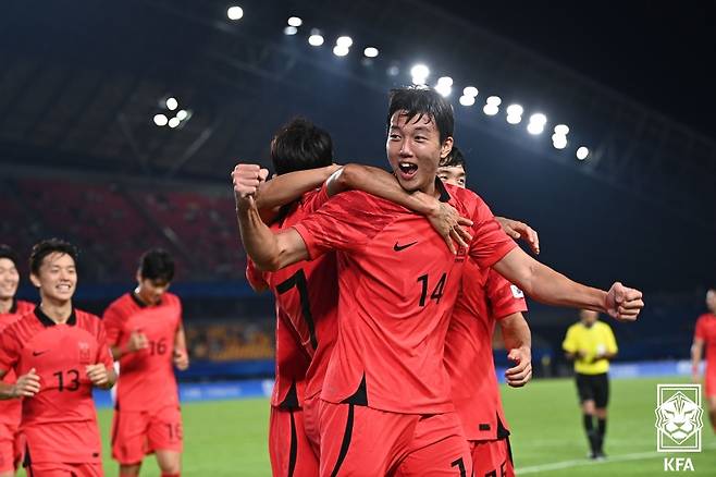 수비수 이한범이 후반 한국의 결승골을 터뜨린 뒤 기뻐하고 있다.[축구협회 제공]