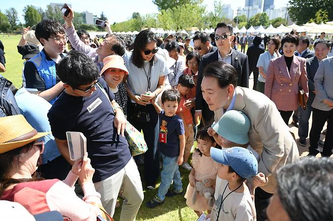 [서울=뉴시스] 윤석열 대통령이 추석을 앞둔 24일 서울 용산어린이정원에서 운영 중인 팔도장터를 방문해 어린이들과 기념촬영하고 있다. (사진=대통령실 제공) 2023.09.24. photo@newsis.com *재판매 및 DB 금지