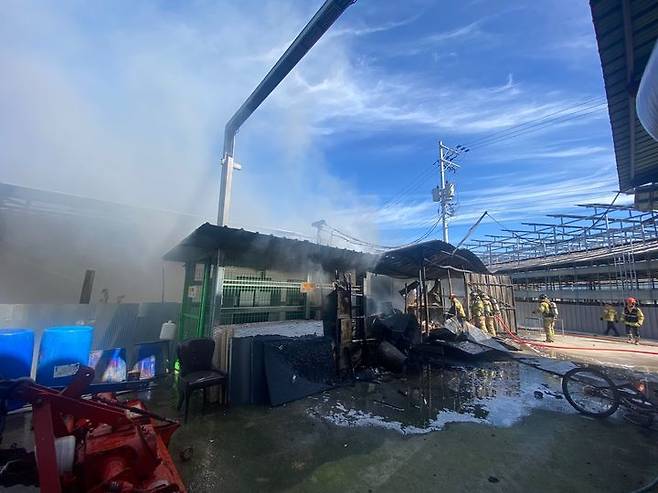 [완주=뉴시스] 최정규 기자 = 전북 완주군 고산면의 한 축사창고에서 불이났다. (전북소방본부 제공)2023.09.24. *재판매 및 DB 금지