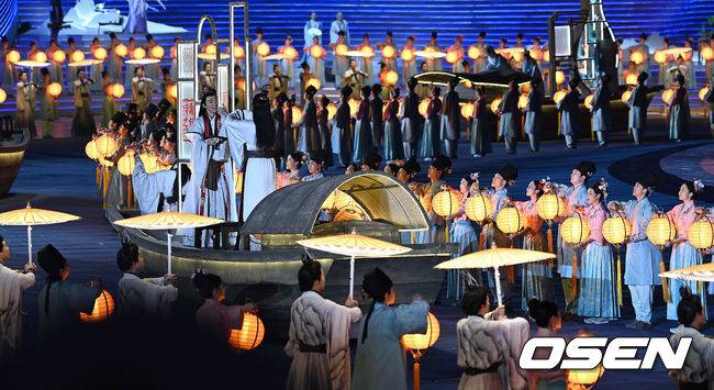 [OSEN=항저우(중국), 최규한 기자] 23일 오후 중국 항저우 올림픽 스포츠센터 스타디움에서 ‘2022 항저우 아시안게임’ 개막식이 열렸다.항저우 아시안게임 개막 공연이 펼쳐지고 있다. 2023.09.23 / dreamer@osen.co.kr