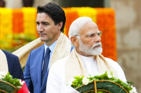 인도가 의장국을 맡아 뉴델리에서 열린 올해 주요20개국(G20) 정상회의에 참석한 쥐스탱 트뤼도 캐나다 총리(왼쪽)가 나렌드라 모디 인도 총리 곁을 지나고 있다. AP연합뉴스