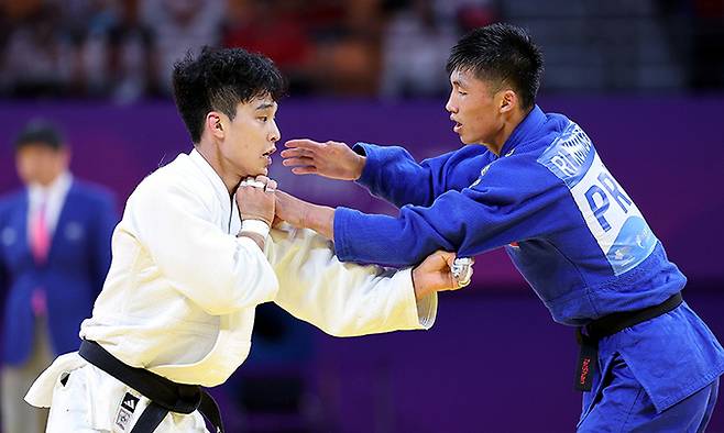 한국 안바울(왼쪽)과 북한 리금성이 24일 중국 항저우 샤오산 린푸 체육관에서 열린 아시안게임 유도 남자 66㎏급 16강전에서 맞대결을 펼치고 있다. 항저우=연합뉴스