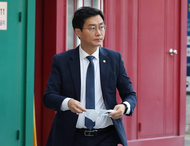 장경태 민주당 최고위원이 지난 22일 이재명 대표가 입원하고 있는 서울 중랑구 녹색병원에 도착하고 있다. 뉴시스