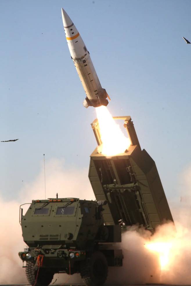 에이태큼스 미사일은 미국제 다연장 로켓 발사 체계인 하이마스(HIMARS·고기동성 포병 로켓 체계)의 트럭 장착 이동 발사대에서 발사할 수 있다. / 사진=미 국방부