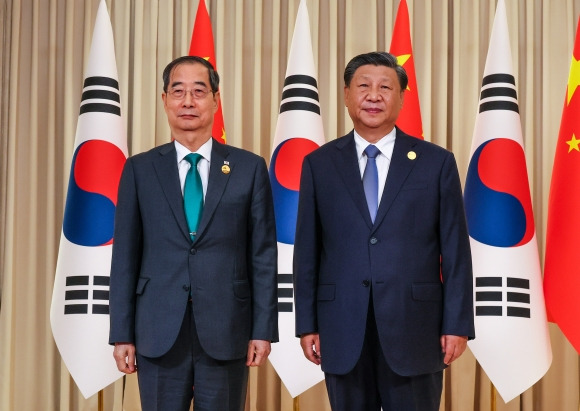 시진핑 중국 국가 주석과 만난 한덕수 국무총리 - 제19회 아시안게임 개막식 참석을 위해 중국을 방문한 한덕수 국무총리가 23일 오후(현지시간) 중국 항저우 저장성 항저우 시후 국빈관에서 시진핑 중국 국가 주석을 만나 기념 촬영하고 있다. 2023.9.23  국무총리실 제공. 재판매 및 DB 금지