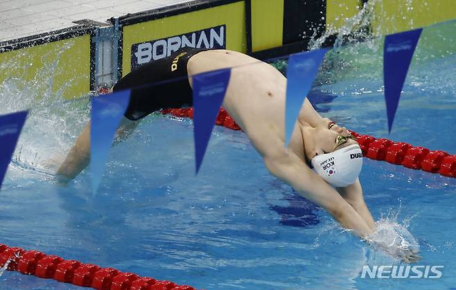 이주호가 남자 배영 100m 결승에서 힘차게 출발하고 있다. /사진=뉴시스