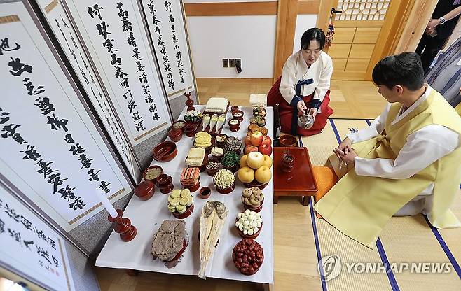 전통차례상 차림과 차례 예법 (서울=연합뉴스) 류효림 기자 = 조윤주 식품명인체험홍보관장이 22일 서울 은평구 은평한옥마을 예서헌에서 열린 한국농수산식품유통공사 2023 추석차례상 시연 행사에서 모델들과 함께 전통 차례상 차림 및 차례 예법을 소개하고 있다. 2023.9.22 ryousanta@yna.co.kr