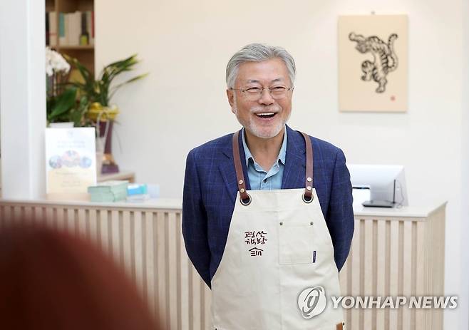 평산책방 앞치마 착용 (양산=연합뉴스) 김동민 기자 = 문재인 전 대통령이 26일 오후 경남 양산시 하북면 자신의 책방 '평산책방'에서 앞치마를 착용하며 밝은 표정을 짓고 있다. 2023.4.26 image@yna.co.kr