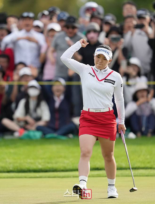 이다연이 24일 인천 베어즈베스트 청라 골프클럽에서 열린 KLPGA 투어 하나금융그룹 챔피언십 마지막 날 4라운드 3차 연장에서 버디 퍼트를 넣은 뒤 주먹을 쥔 손을 흔들며 기뻐하고 있다. (사진=이데일리 골프in 조원범 기자)