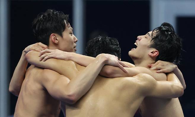 25일 중국 항저우 올림픽 스포츠센터 수영장에서 열린 2022 항저우 아시안게임 수영 남자 계영 800ｍ 자유형 결승에서 1위를 차지한 대한민국 선수들이 환호하고 있다. 사진=연합뉴스