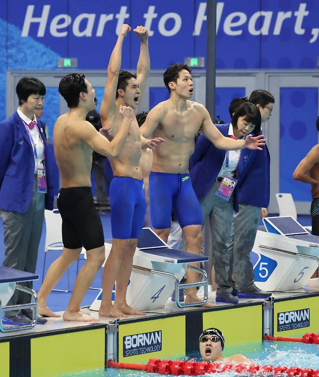 25일 중국 항저우 올림픽 스포츠센터 수영장에서 열린 2022 항저우 아시안게임 수영 남자 계영 800ｍ 자유형 결승에서 1위를 차지한 대한민국 선수들이 환호하고 있다. 사진=연합뉴스