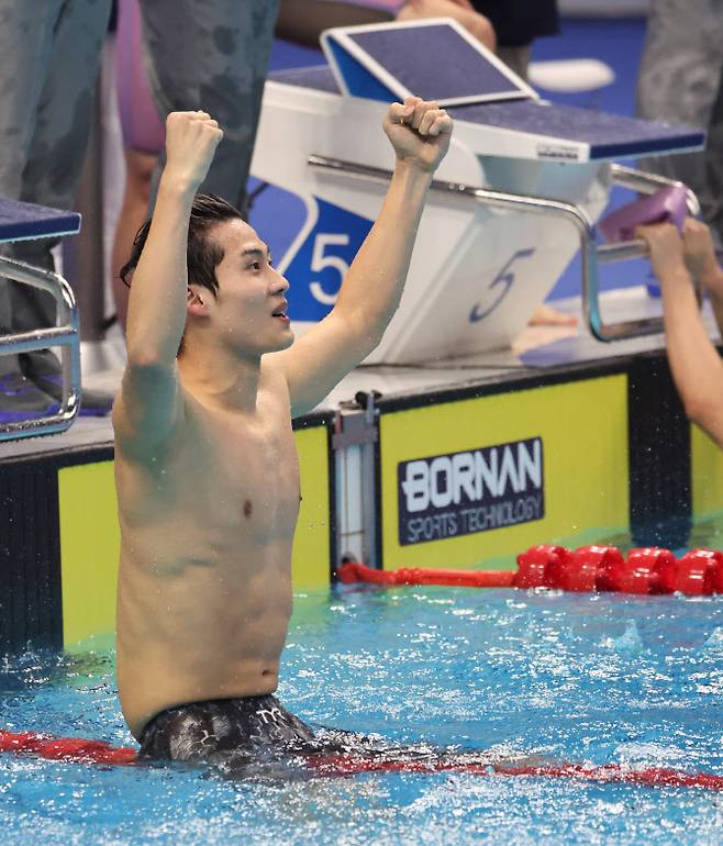 25일 중국 항저우 올림픽 스포츠센터 수영장에서 열린 2022 항저우 아시안게임 수영 이틀째, 남자 800m 계영 결승에서 금메달을 획득한 한국 팀의 마지막 주자인 황선우가 경기 후 환호하고 있다. 사진=연합뉴스