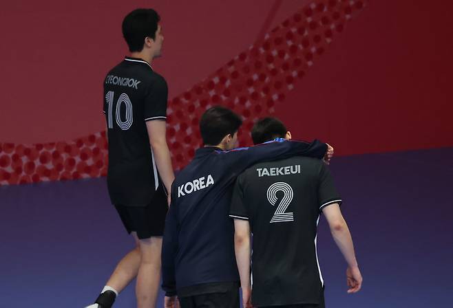 19회 항저우 아시안게임 남자배구 12강 토너먼트 한국과 파키스탄의 경기에서 세트스코어 0-3으로 패한 한국 선수들이 아쉬워하며 경기장을 나서고 있다. (항저우=연합뉴스)&nbsp;